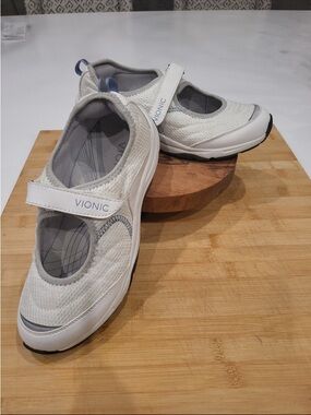 Vionic Women's White and Gray Mesh Mary Jane Sneakers